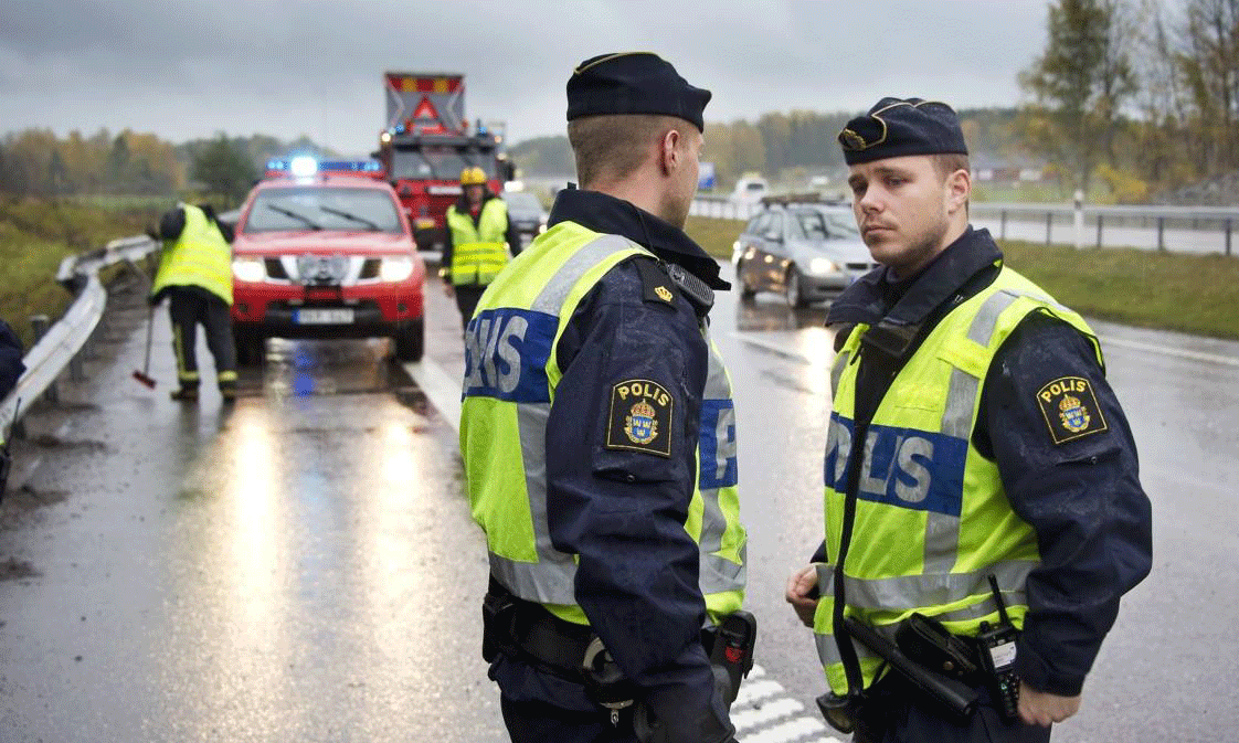 polisbefäl står på en regnig gata (AI text)