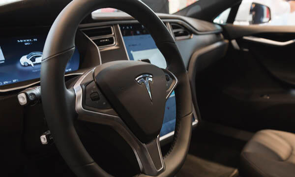 En Tesla Model S-interiör på Tesla-motorvisningen i San Diego. (AI text)