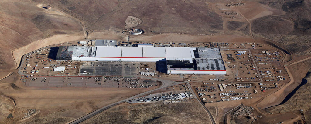 En drönare flyger över Teslas fabrik i San Diego, Kalifornien. (AI text)