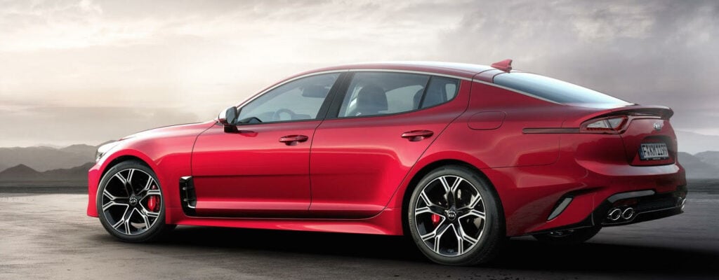 2019 Kia Stinger GT är en röd bil med svart tak. (AI text)