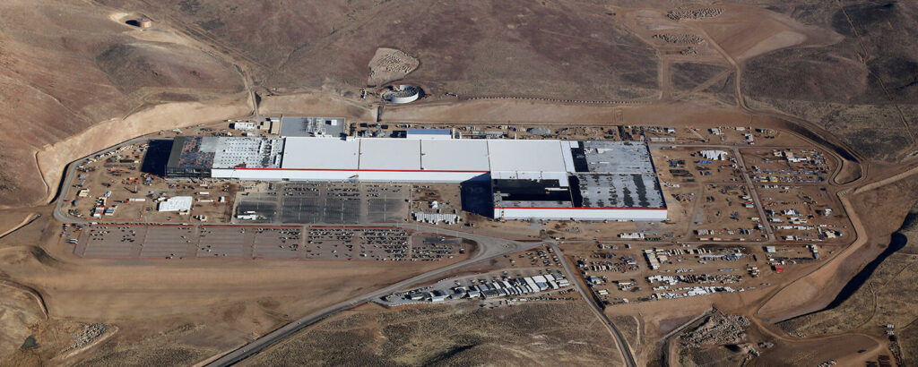 Studien nämner Teslas Gigafactory som en faktor som pressar ned batteripriserna.