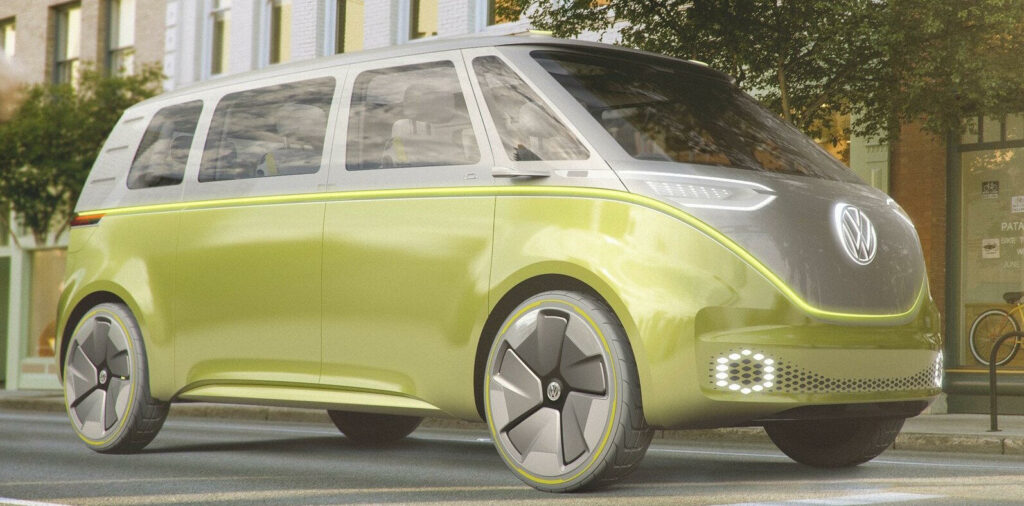 En grön Volkswagen-buss kör nerför en stadsgata. (AI text)