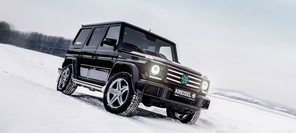 Mercedes G-klass körande i snön (AI text)