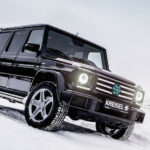 Mercedes G-klass körande i snön (AI text)