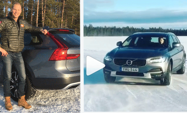 En man står bredvid en Volvo XC90 SUV i snön. (AI text)