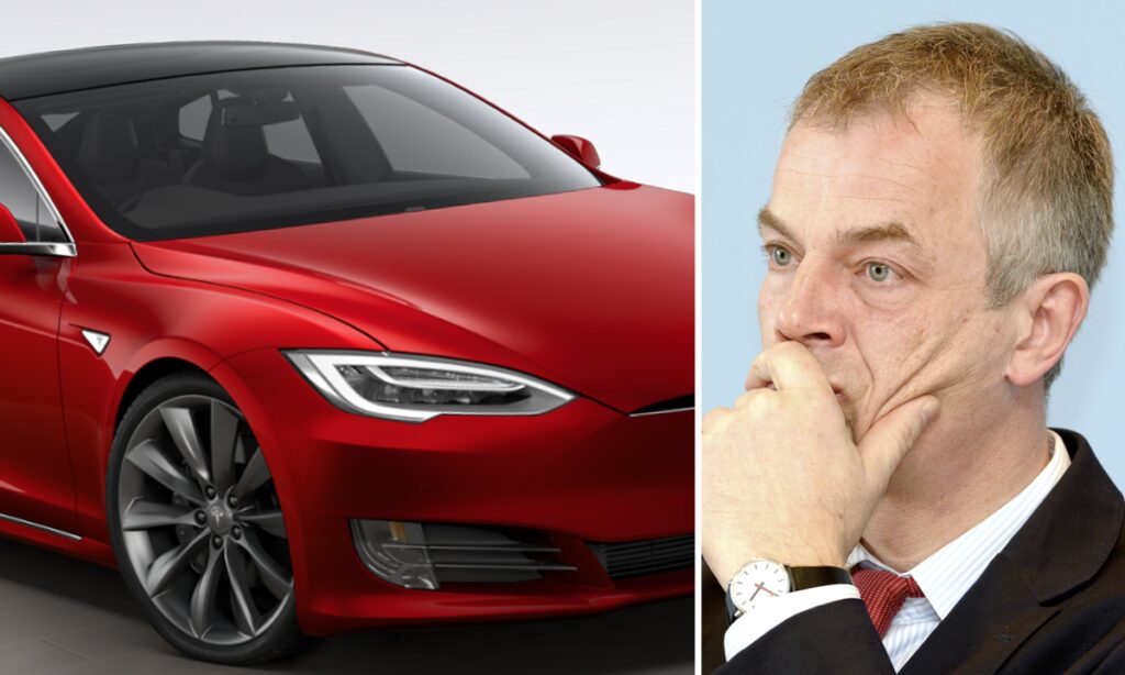 En man i kostym och slips tittar på en Tesla Model S-bil. (AI text)