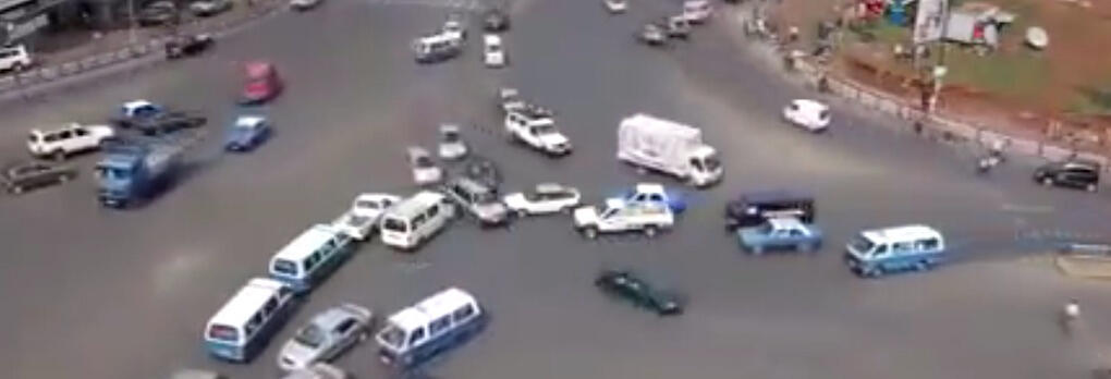 Överlevnadschanserna för framför allt cyklister och fotgängare borde vara nära noll, men ändå funkar det. Helt utan trafikljus.