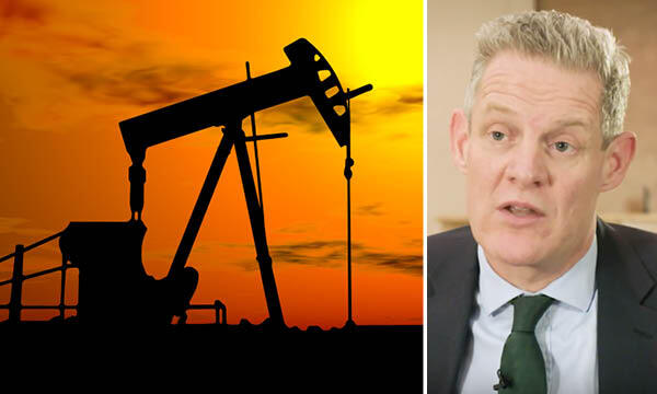 En man i kostym och slips står bredvid en oljepump. (AI text)