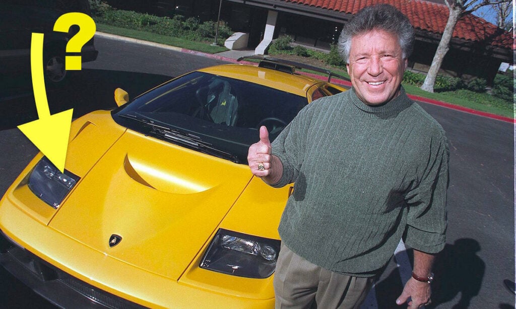 En man står bredvid en gul sportbil. (AI text)