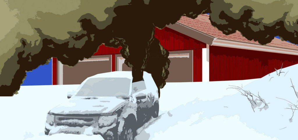 En bil parkerad i snön nära ett hus. (AI text)