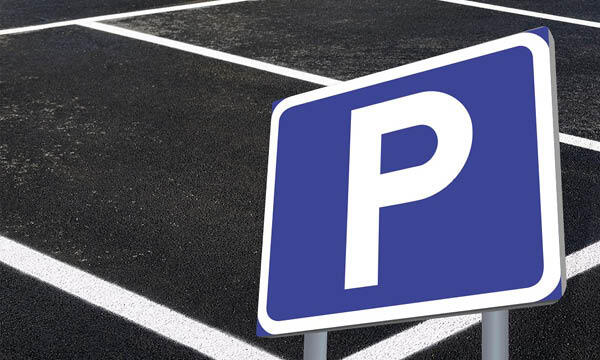 En parkeringskoll i en parkeringsplats (AI text)