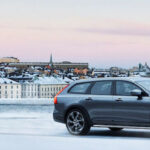 Nej, provkörningen skedde inte i Stockholm utan i Åre. Men Volvo V90 Cross Country är en storstadssnobb, i gummistövlar, eller hur?