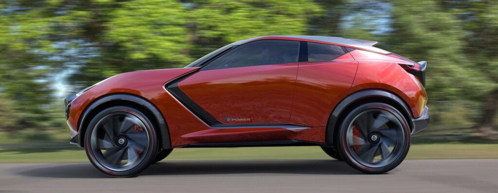 En röd SUV kör ner en väg. (AI text)