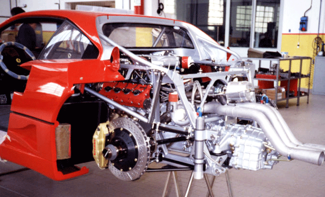 En Ferrari F12tdf motor i en bil. (AI text)