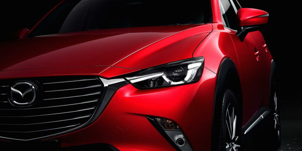 Den nya Mazda CX-3 är en röd bil. (AI text)