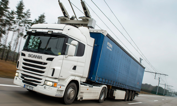 En lastbil kör nerför en väg. (AI text)