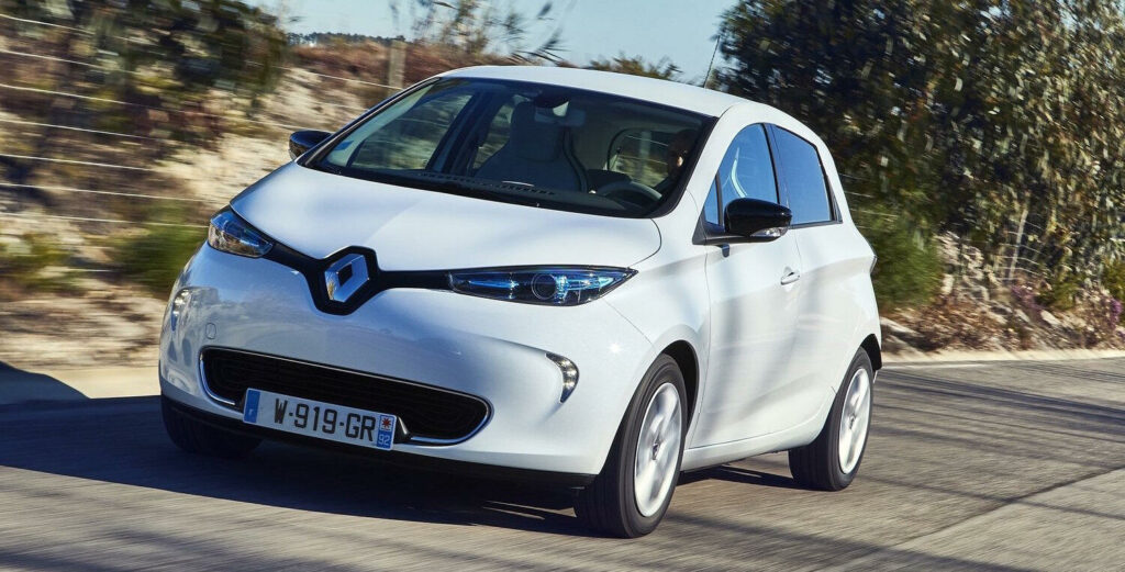 En vit Renault Ion kör nerför en landsväg. (AI text)