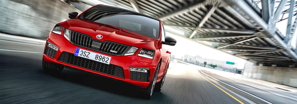 En röd Škoda körde över en bro. (AI text)