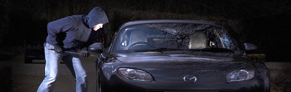 När tjuvarna är inriktade på vissa delar i bilen bryr de sig inte om vilka brytmärken de gör för att komma in i bilen.
