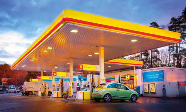 En bensinstation med en bil framför den (AI text)