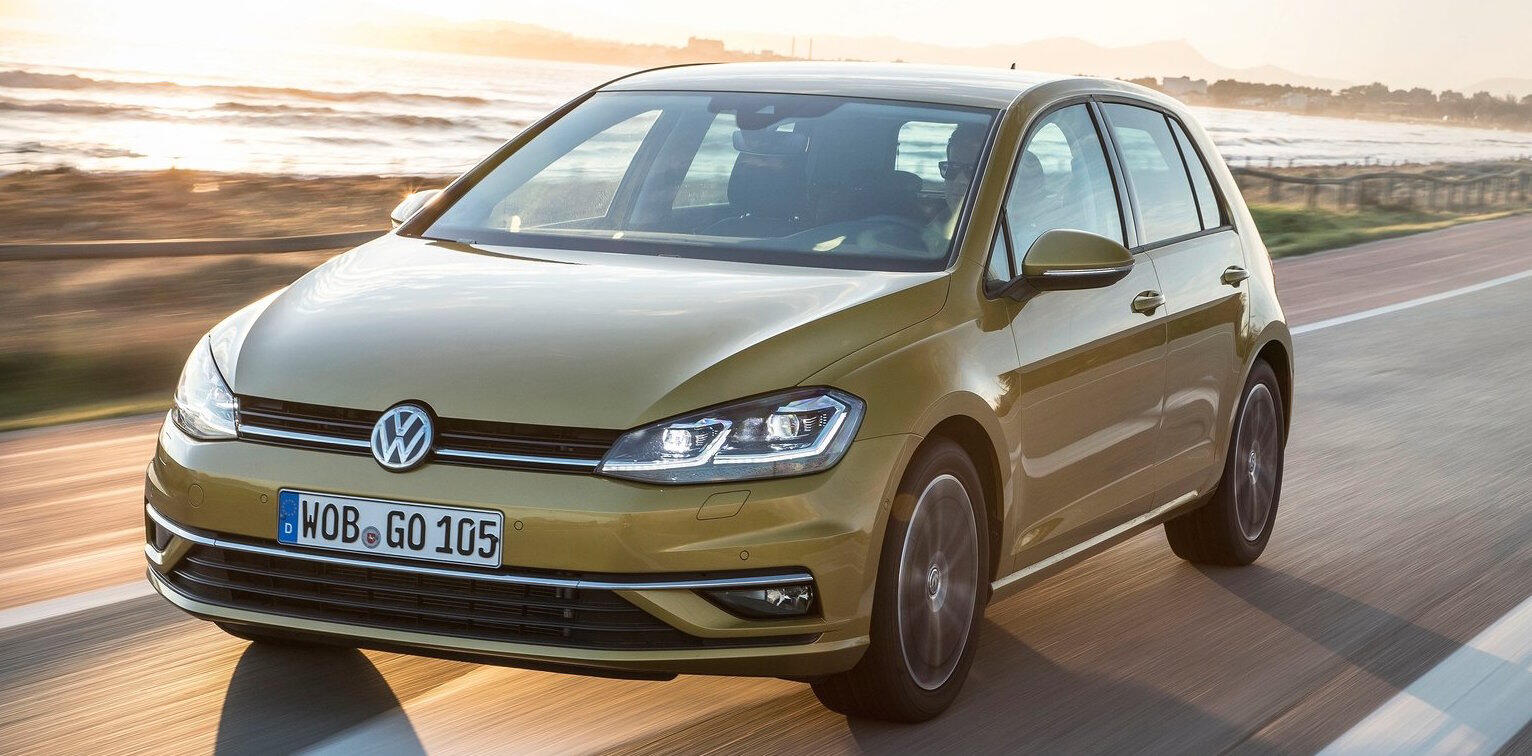 En Volkswagen Golf kör på en väg. (AI text)