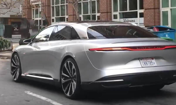 En silversmyckad Lincoln. (AI text)