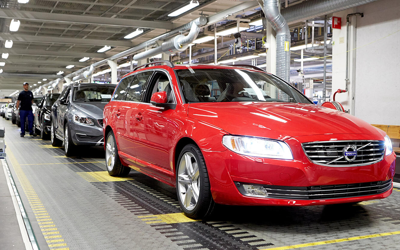 En bil sätts ihop i en fabrik. (AI text)