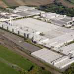 En biltillverkningsanläggning i landsbygden (AI text)