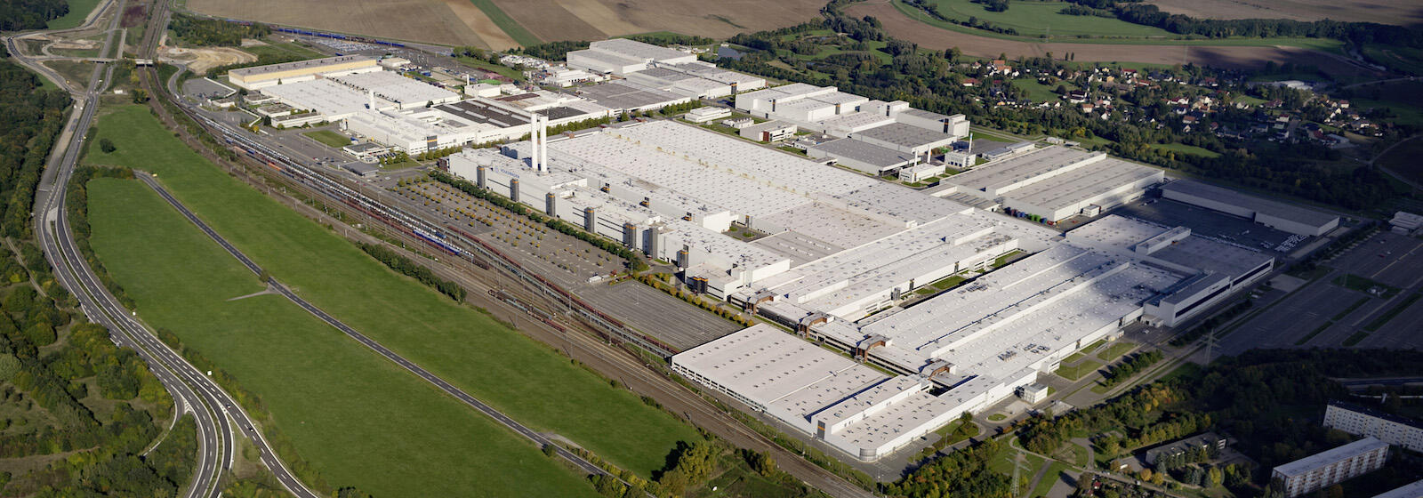 En biltillverkningsanläggning i landsbygden (AI text)