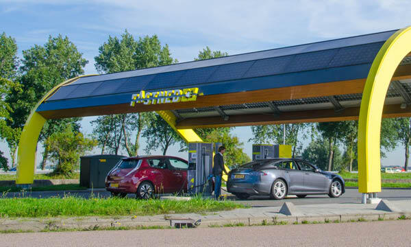 En bil är parkerad vid en bensinstation. (AI text)