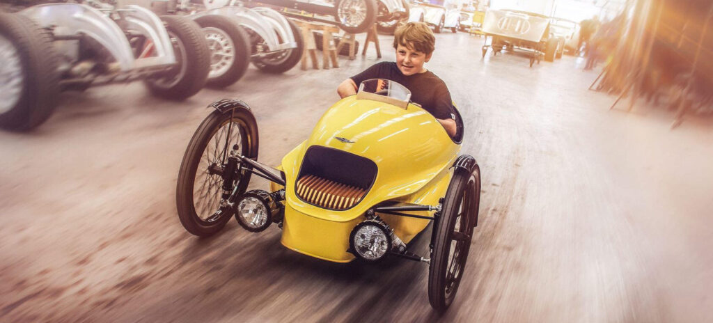 En pojke kör genom en garage i en gul bil. (AI text)