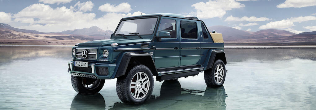 Mercedes-Benz GLS SUV parkerad i vattnet. (AI text)