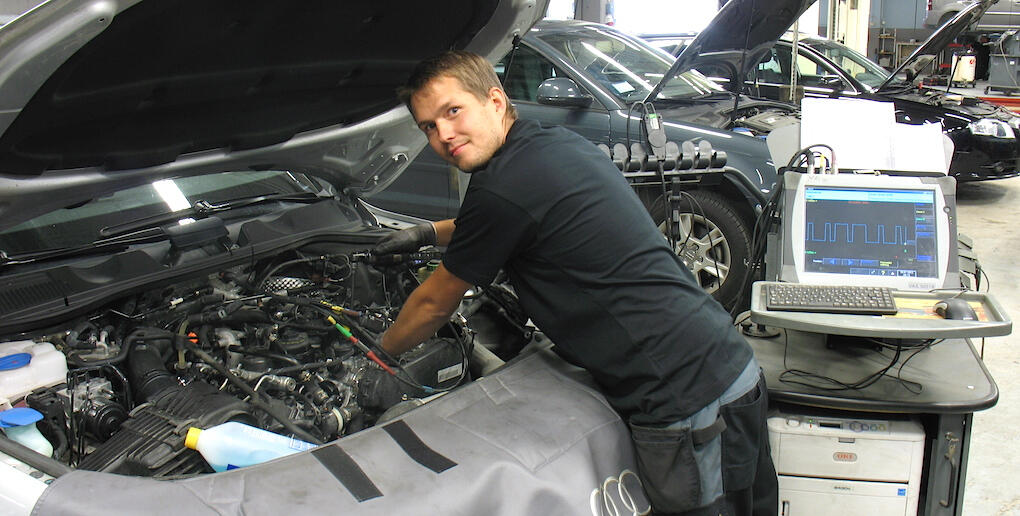 Är svenska bilmekaniker överbetalda? Det tycker de nog inte själva och det är svårt att rekrytera till yrket. På bilden Jhonny Kokko på KW Bilservice i Kungens Kurva, Stockholm.