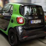 En smart fortwo kör nedför en stadsgata. (AI text)
