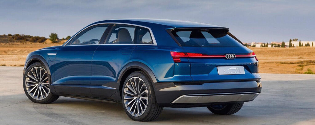 Audi Q3-konceptbilen i ökenen (AI text)