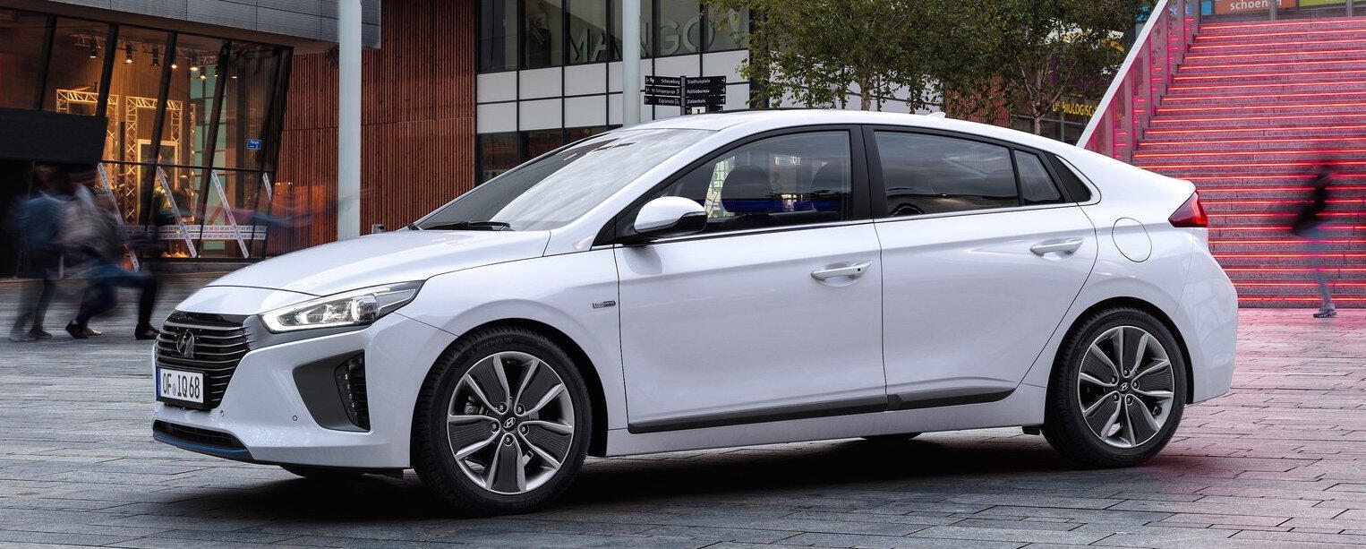 Den eldrivna versionen av Hyundai Ioniq ligger bra till när det gäller utsläpp från körning och tillverkning. BMW i3 får lika högt betyg.