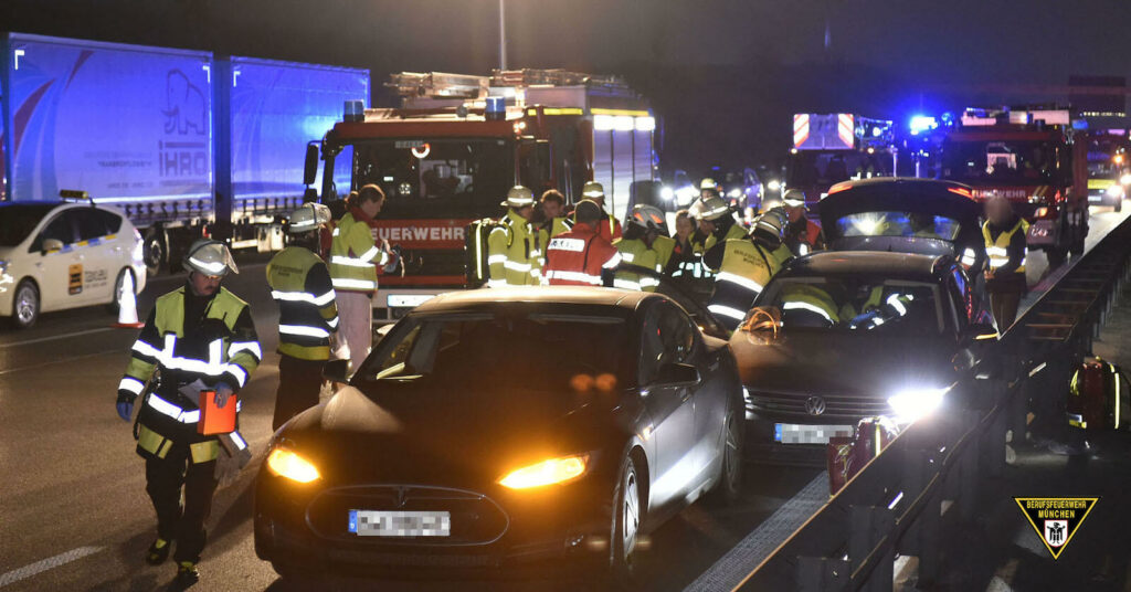 En grupp personer står på sidan av vägen. (AI text)