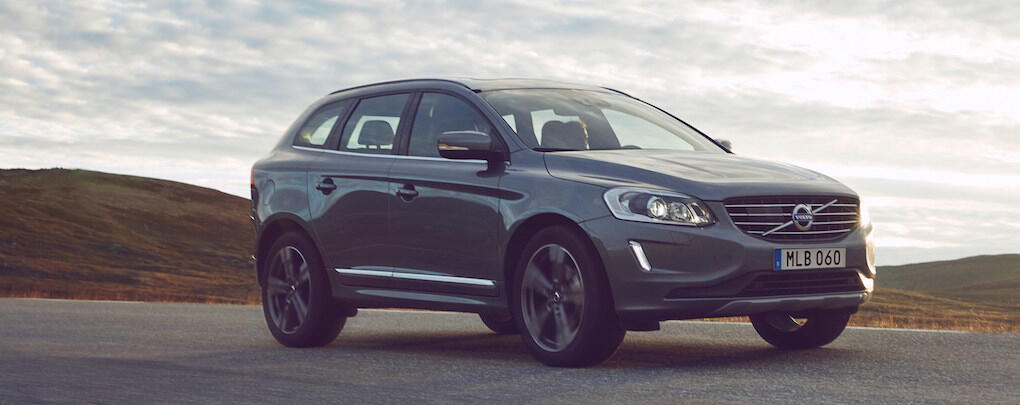 Volvo XC90 SUV kör längs en landsväg. (AI text)