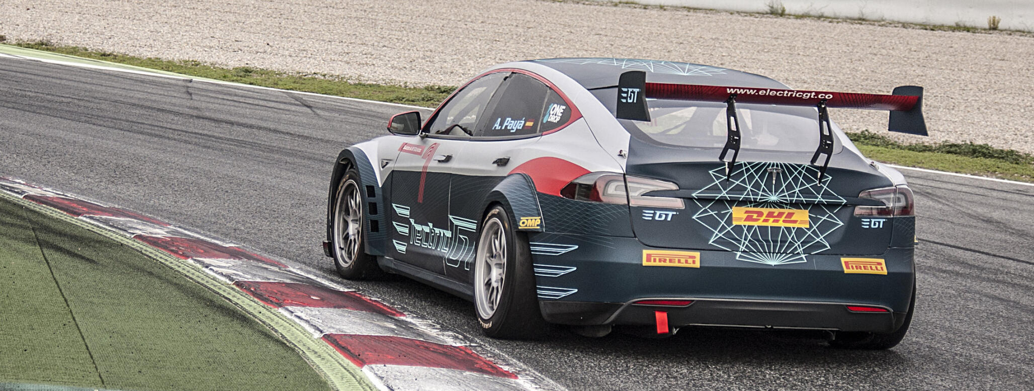 En Tesla Model S kör på en bana. (AI text)