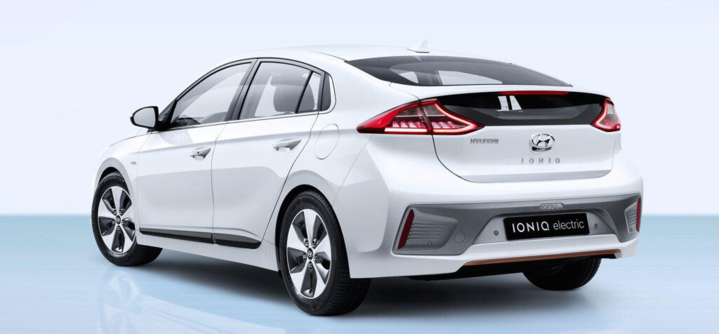 En vit bil på en vit bakgrund. (AI text)