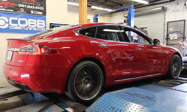 Tesla Model S på en lasterampe (AI text)