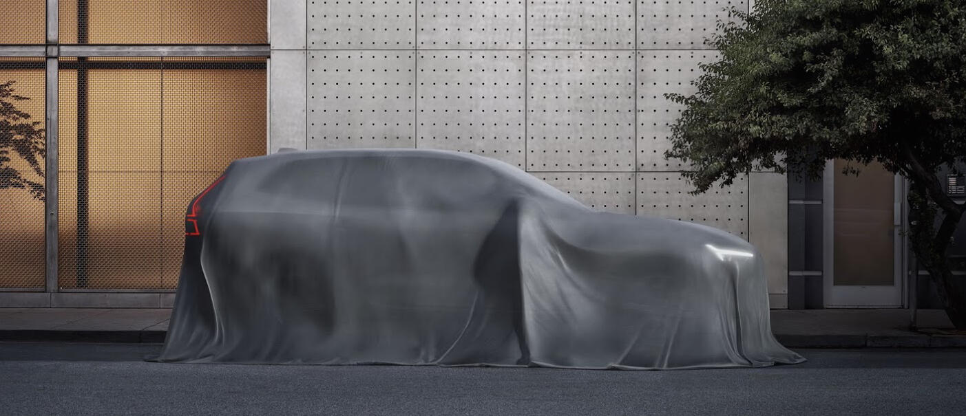 en bil täckt av grått tyg (AI text)