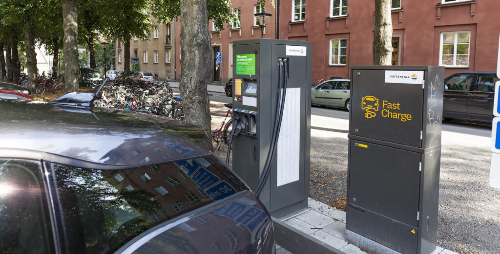 En bil parkerad vid en elbilsladdstation. (AI text)