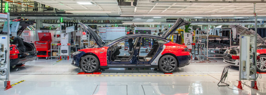 Tesla Model S:s monteringslinje på Tesla-fabriken i Kalifornien (AI text)
