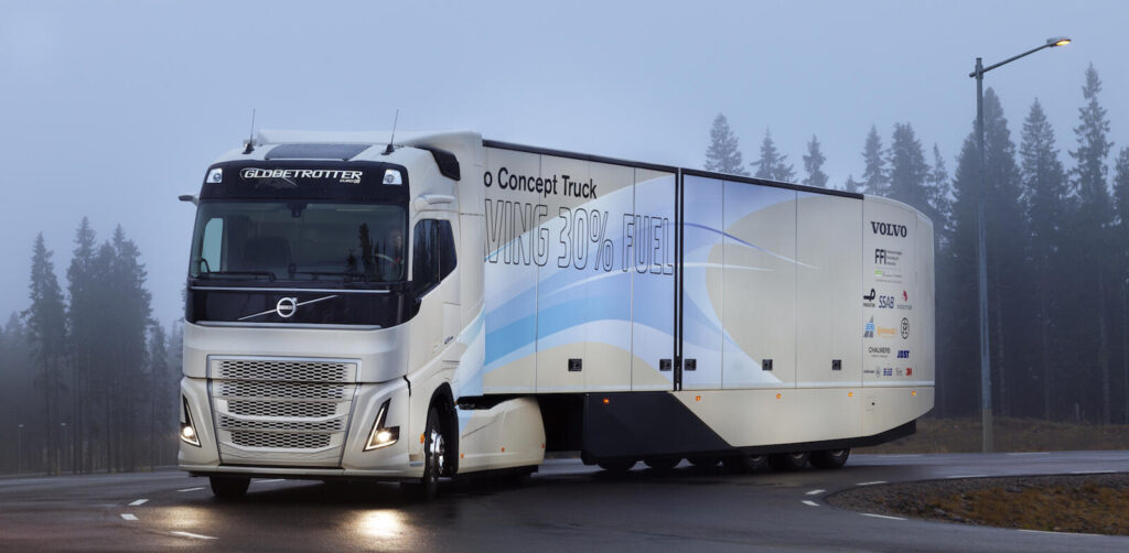 En Volvo-lastbil kör ner en väg. (AI text)