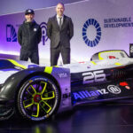 En man och en kvinna står bredvid en bil. (AI text)