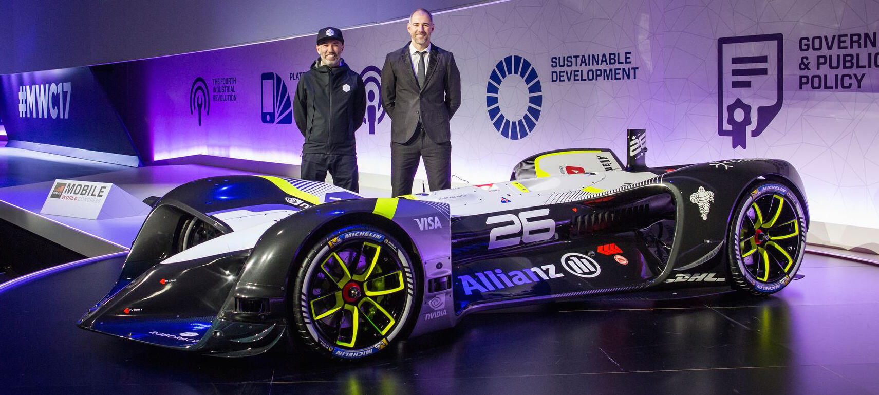 En man och en kvinna står bredvid en bil. (AI text)