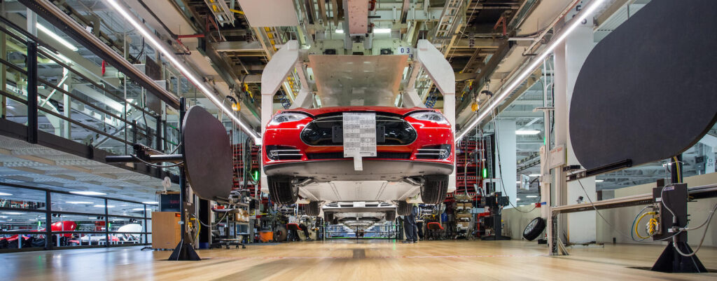 En bil byggs i en fabrik. (AI text)