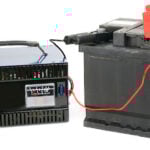 Gamla tiders batteriladdare, som på bilden, är stendumma. De ska du inte använda. Skaffa en modern, smart laddare.