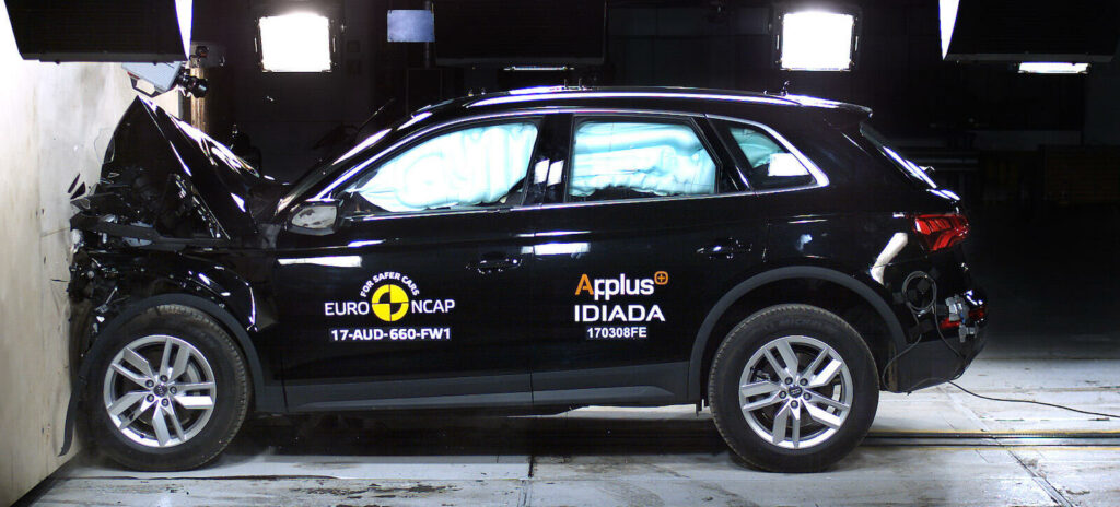 En kollision mellan en Audi Q7 och en BMW X1 (AI text)